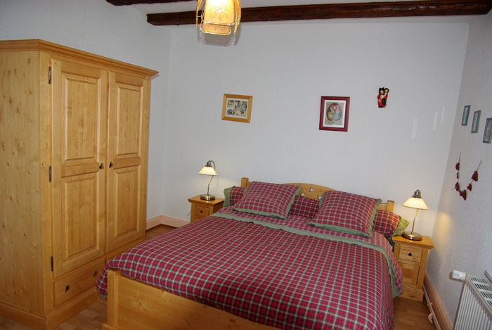 A two-person bedroom pleasant luminous, with a bed for two peoples, furniture in wood