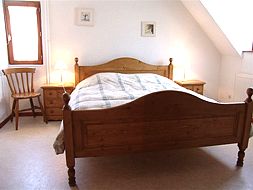 Chambre n°1 avec 1 lit de 160 x 200 et mobilier en bois