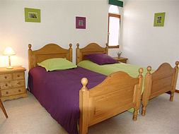 Chambre n°2 avec 2 lits de 90x190 et mobilier en bois