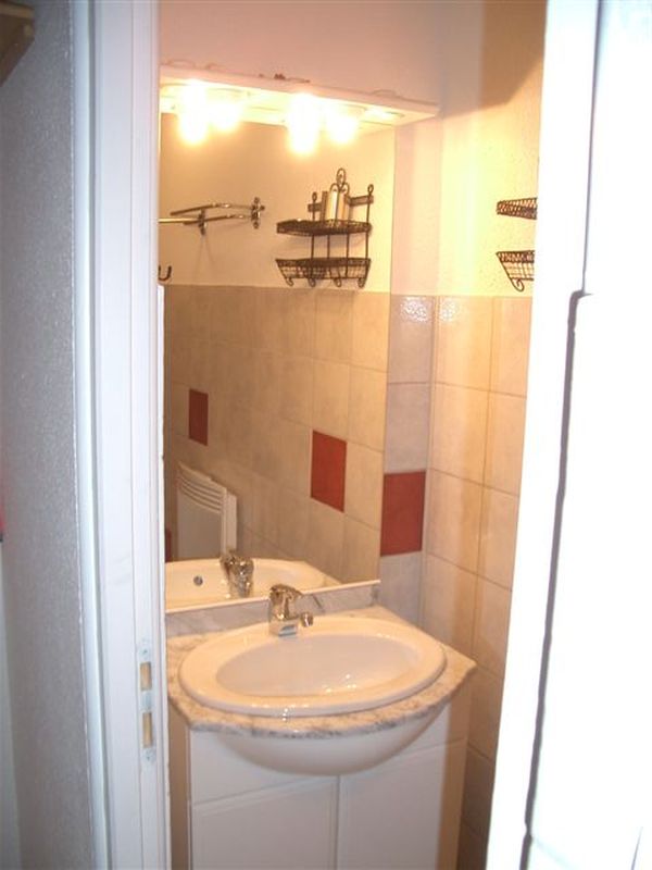 Salle d'eau avec douche, lavabo et WC