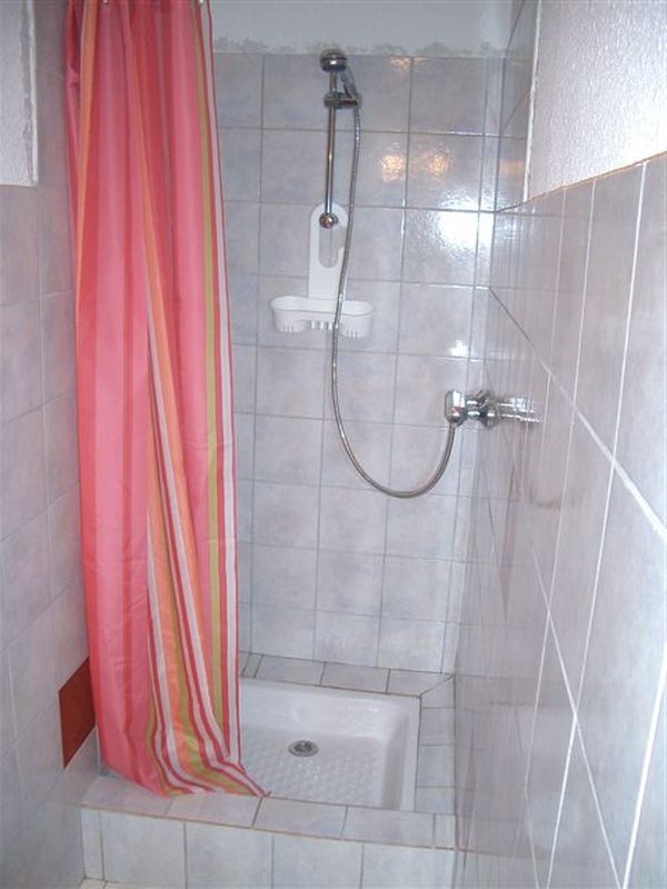 Salle d'eau avec douche, lavabo et WC